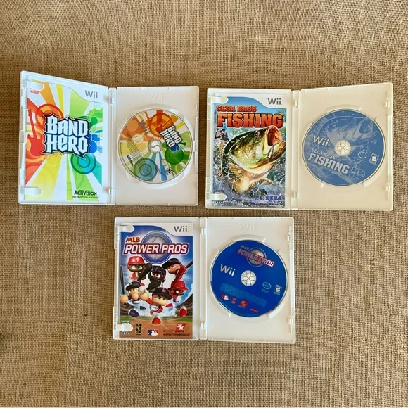 Bundle of 9 Wii Games, 3 Wii Nunchuks and 2 Controller Cases